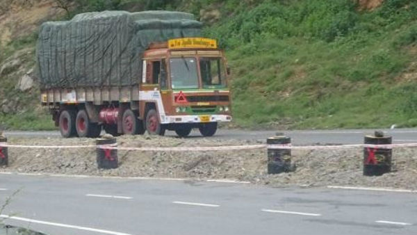 Maharashtra: Truck Overturns, People Loot Phones, TVs Worth ₹ 70 Lakh Maharashtra: Truck Overturns, People Loot Phones, TVs Worth ₹ 70 Lakh