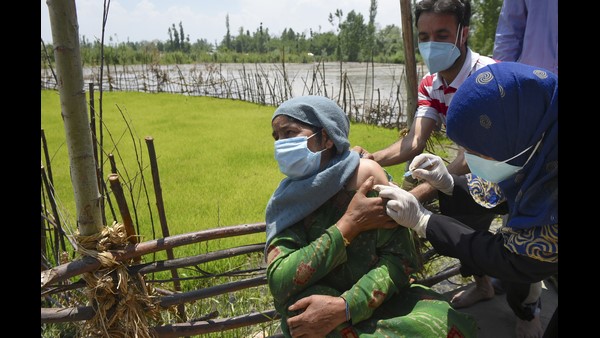 ಜನರಲ್ಲಿ ಜಾಗೃತಿ ಮೂಡಿಸಿದ ಆರೋಗ್ಯ ಕಾರ್ಯಕರ್ತರು ಜನರಲ್ಲಿ ಜಾಗೃತಿ ಮೂಡಿಸಿದ ಆರೋಗ್ಯ ಕಾರ್ಯಕರ್ತರು
