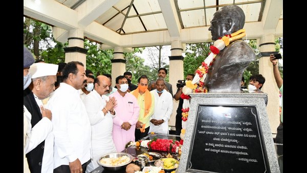 CM Basavaraja Bommai paid homage to his father-mother grave 