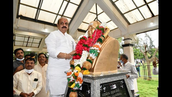 CM Basavaraja Bommai paid homage to his father-mother grave 