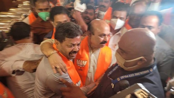 ಕೋವಿಡ್ ಕೇರ್ ಸೆಂಟರ್ನಲ್ಲಿ ವಾಸ್ತವ್ಯ ಹೂಡಿದ್ದ ರೇಣುಕಾಚಾರ್ಯ ಕೋವಿಡ್ ಕೇರ್ ಸೆಂಟರ್ನಲ್ಲಿ ವಾಸ್ತವ್ಯ ಹೂಡಿದ್ದ ರೇಣುಕಾಚಾರ್ಯ