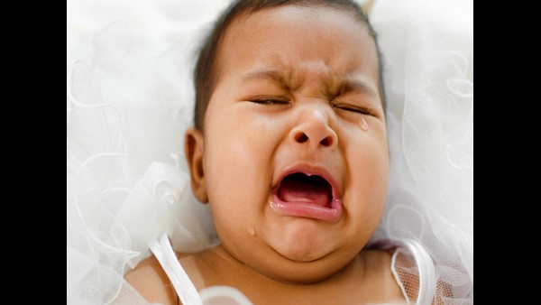  ಆತಂಕ ತುಂಬಿದ ಪೋಷಕರ ನಡುವೆ ಬೆಳೆಯುತ್ತಿರುವ ಮಗು