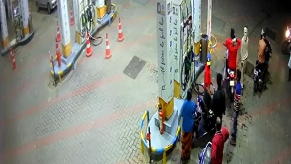 Petrol Bunk robbed By Robbers in Bengaluru : The incident caught on CCTV