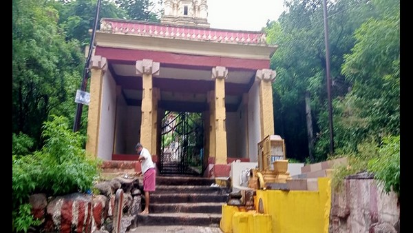  ಮೆಟ್ಟಿಲಿಗೆ ಪೂಜೆ ಸಲ್ಲಿಸುವ ಭಕ್ತರು