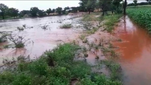 Heavy Rain disrupts normal life in Chitradurga Heavy Rain disrupts normal life in Chitradurga