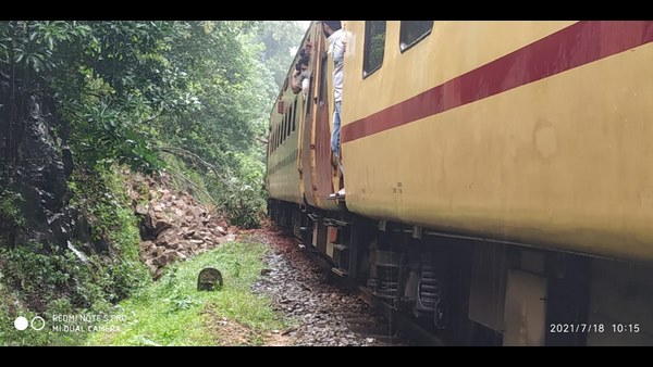 ರೈಲು ಹಳಿ ಮೇಲೆ ಗುಡ್ಡ ಜರಿತವಾಗಿದೆ 