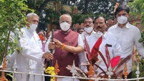 Corona Vaccine Issue Political Leaders Supporters Verbal War 