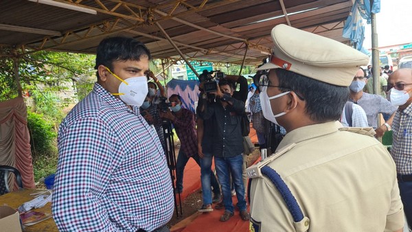 ಸಾವಿರಾರು ಸಂಖ್ಯೆಯಲ್ಲಿ ಜನರು ಬರುತ್ತಾರೆ ಸಾವಿರಾರು ಸಂಖ್ಯೆಯಲ್ಲಿ ಜನರು ಬರುತ್ತಾರೆ