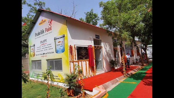 MSME Minister Nitin Gadkari Becomes “Brand Ambassador” of Khadi Prakritk Paint 