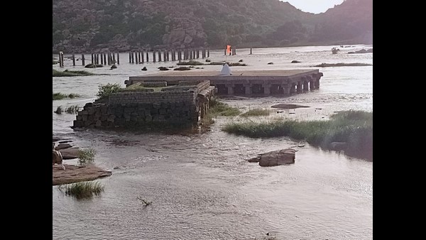 Raichur: Mantralayam is flooded with heavy rains and flushing water from Tungabhadra River