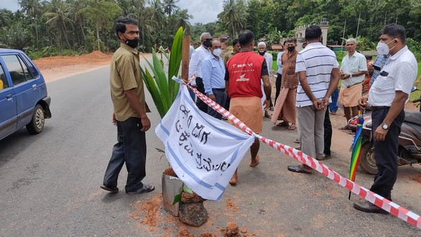 Mangaluru: Navura Villagers Put Up Fence To The Highway As They Not Received Compensation