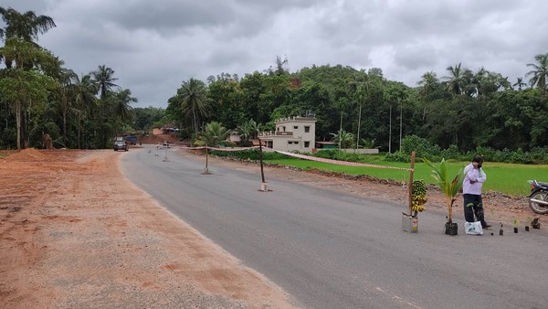 Mangaluru: Navura Villagers Put Up Fence To The Highway As They Not Received Compensation