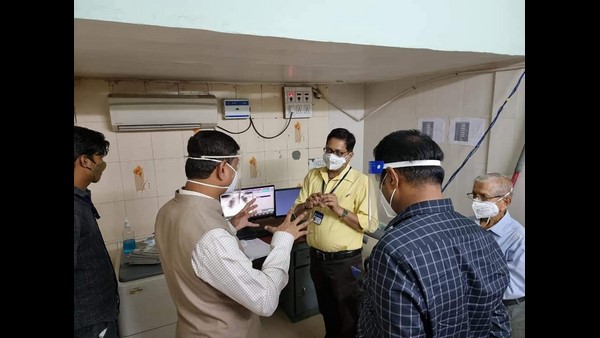  ಕೋವಿಡ್ ಆಸ್ಪತ್ರೆಯಲ್ಲಿ ಪಿಪಿಇ ಕಿಟ್ ಧರಿಸಿ,