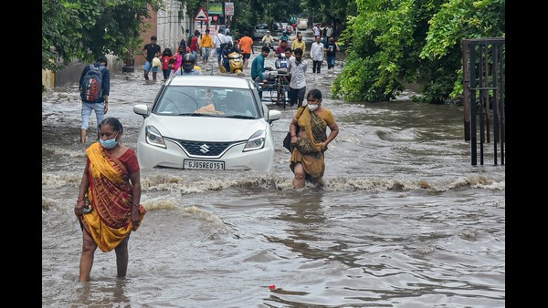  ರೈಲ್ವೆ ಹಳಿಗಳಲ್ಲಿ ನಿಂತ ನೀರು