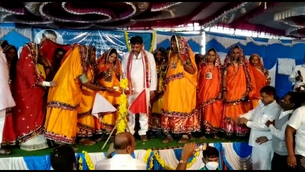 Shivamogga: KPCC President DK Shivakumar Talks With Lambani Community In Shikaripura