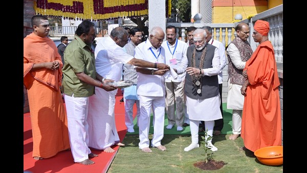 Tumakuru: Siddaganga Mutt Siddhalinga Swamiji Celebrating His Birthday Today 