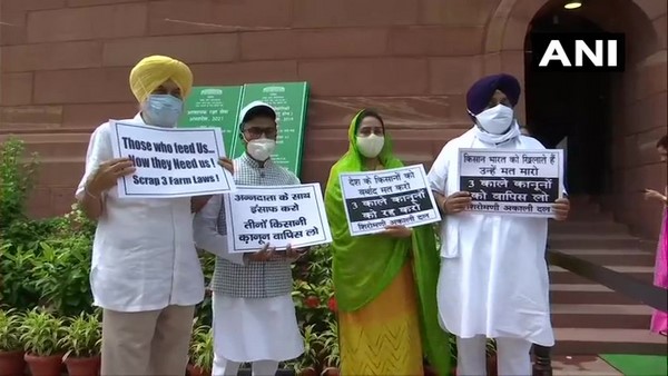 ಕೃಷಿ ಸಚಿವರಿಗೆ ನಾಮಫಲಕ ತೋರಿದ ಅಕಾಲಿ ದಳ ಸಂಸದರು 