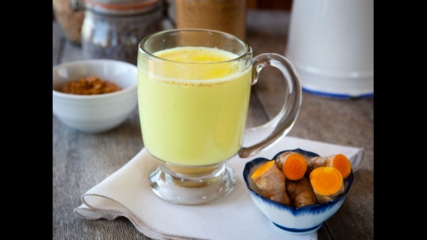  ಅರಿಶಿಣ ಬೆರೆಸಿದ ಹಾಲು ಸೇವನೆ