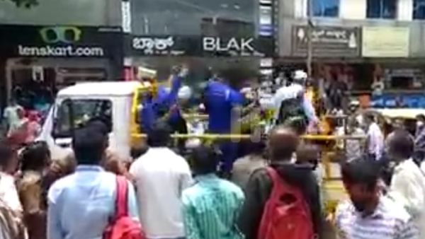 Bengaluru: Public Attack with Helmet on Towing Staff in Yelahanka New Town; Video Goes Viral