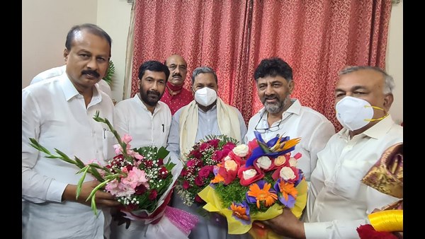 Mudigere BJP MLA Kumaraswamy goes to Siddaramaiah residence and wishes on his birthday Mudigere BJP MLA Kumaraswamy goes to Siddaramaiah residence and wishes on his birthday