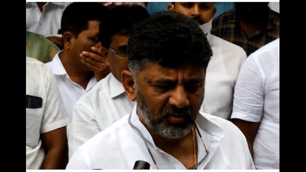 ದೆಹಲಿಯಲ್ಲಿ ಧರಣಿ ನಿರತ ರೈತರ ಭೇಟಿ ಮಾಡಿದ ಸಂಸದ ಡಿಕೆ ಸುರೇಶ್