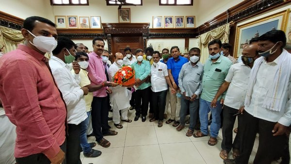 ಹೂಗುಚ್ಚ ಸ್ವೀಕರಿಸಿದ ಸಿಎಂ ಬೊಮ್ಮಾಯಿ ಹೂಗುಚ್ಚ ಸ್ವೀಕರಿಸಿದ ಸಿಎಂ ಬೊಮ್ಮಾಯಿ