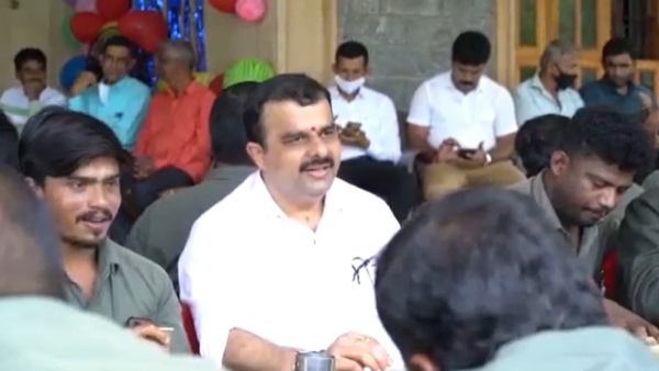 ಸ್ನೇಹಿತನಂತೆ ಕುಶಲೋಪಚಾರಿ ವಿಚಾರಿಸಿದರು ಸ್ನೇಹಿತನಂತೆ ಕುಶಲೋಪಚಾರಿ ವಿಚಾರಿಸಿದರು