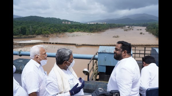ಪ್ರವಾಹ ಪೀಡಿತ ಪ್ರದೇಶಗಳಿಗೆ ಸಿದ್ದರಾಮಯ್ಯ ಭೇಟಿ ಪ್ರವಾಹ ಪೀಡಿತ ಪ್ರದೇಶಗಳಿಗೆ ಸಿದ್ದರಾಮಯ್ಯ ಭೇಟಿ