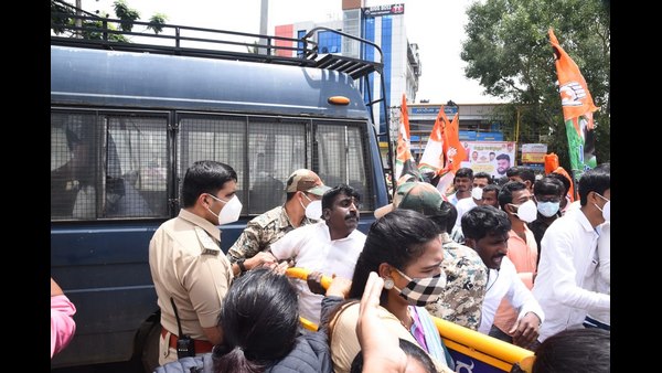  Shivamogga: Youth Congress Protest Infront Of MP BY Raghavendra House For Petrol Price Hike 