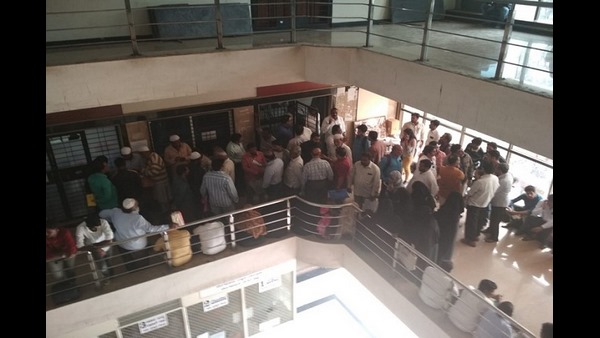 ಹಣ ಕಟ್ಟಲು ಮುಗಿ ಬಿದ್ದ ಜನರು 