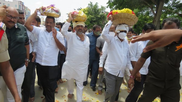 ಕಾಣಿಪಾಕಂನ ವರಸಿದ್ಧಿ ವಿನಾಯಕನಿಗೆ ಮೊರೆ ಹೋದ ಡಿಕೆಶಿ ಕಾಣಿಪಾಕಂನ ವರಸಿದ್ಧಿ ವಿನಾಯಕನಿಗೆ ಮೊರೆ ಹೋದ ಡಿಕೆಶಿ