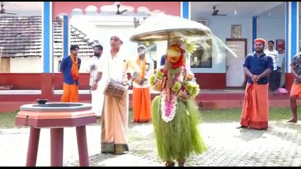 ಎಲೆ- ಅಡಿಕೆ, ಹಣವನ್ನು ದಾನವಾಗಿ ನೀಡುತ್ತಾರೆ