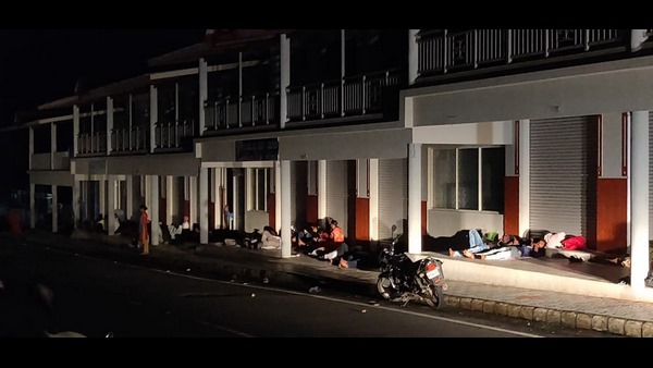  ಕರ್ಫ್ಯೂ ಹೆಸರಿನಲ್ಲಿ ಭಕ್ತರ ಮೇಲೆ ಪ್ರಹಾರ