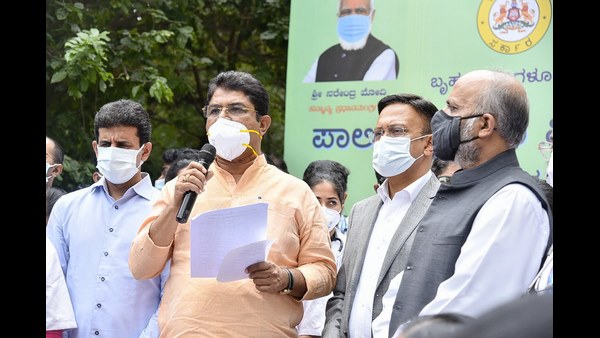 ಒಬ್ಬ ವೈದ್ಯಾಧಿಕಾರಿ ಸೇರಿದಂತೆ ಐವರ ಹಲವು ತಂಡಗಳು!