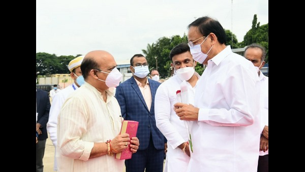 ಉಪ ರಾಷ್ಟ್ರಪತಿಗಳ ಎದುರು ಆದೇಶ ಪಾಲನೆ ಮಾಡಿದ್ದ ಸಿಎಂ!