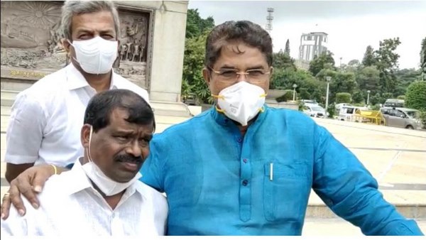 ಆರ್. ಅಶೋಕ್ ಎದುರು ಕಣ್ಣೀರು ಹಾಕಿದ ಕುಮಾರಸ್ವಾಮಿ ಆರ್. ಅಶೋಕ್ ಎದುರು ಕಣ್ಣೀರು ಹಾಕಿದ ಕುಮಾರಸ್ವಾಮಿ