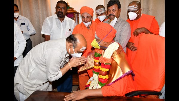 ಸಿದ್ಧಗಂಗಾ ಶ್ರೀಗಳ ಆಶೀರ್ವಾದ ಪಡೆದ ಸಿಎಂ ಬಸವರಾಜ ಬೊಮ್ಮಾಯಿ!