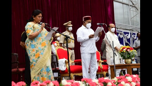 ಝೀರೋ ಟ್ರಾಫಿಕ್‌ನಲ್ಲಿ ರಾಜಭವನಕ್ಕೆ ಆಗಮಿಸಿದ ಶಶಿಕಲಾ ಜೊಲ್ಲೆ
