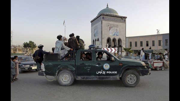 ಬಿಲದಲ್ಲಿ ಅಡಗಿದ್ದವರು ಮೇಲೆದ್ದರು..! 