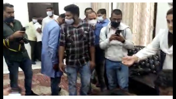 ಡಿಕೆಶಿ ಭೇಟಿ ಮಾಡಿದ ಆಫ್ಘಾನ್ ವಿಧ್ಯಾರ್ಥಿಗಳು!