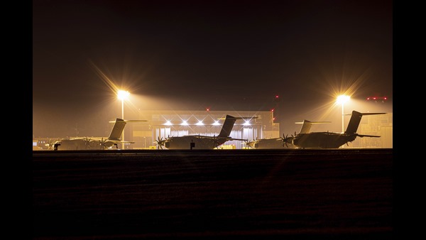 ವಿಮಾನ ಏರಲು ಜನರ ಫೈಟಿಂಗ್
