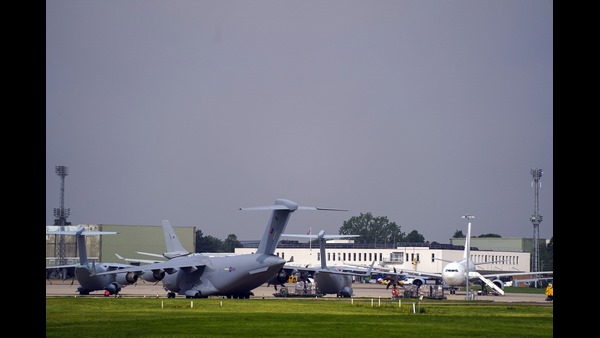 ಅಧ್ಯಕ್ಷರ ಚೇರ್ ಮೇಲೆ ವಿಶ್ರಾಂತಿ