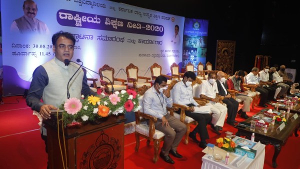 ಕ್ಯಾಂಪಸ್‌ನಲ್ಲಿ ವಿದ್ಯಾರ್ಥಿನಿಯರ ಸಂಚಾರಕ್ಕೆ ನಿರ್ಬಂಧ? 