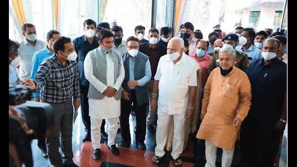  ಮೂಲ ಬಿಜೆಪಿ ಮುಖಂಡರಿಗಿಂತ ಜಾಸ್ತಿ ಬಾಂಬೆ ಫ್ರೆಂಡ್ಸ್ ಸಚಿವರೇ ಹೆಚ್ಚಾಗಿ ಅವರ ಜೊತೆಗೆ