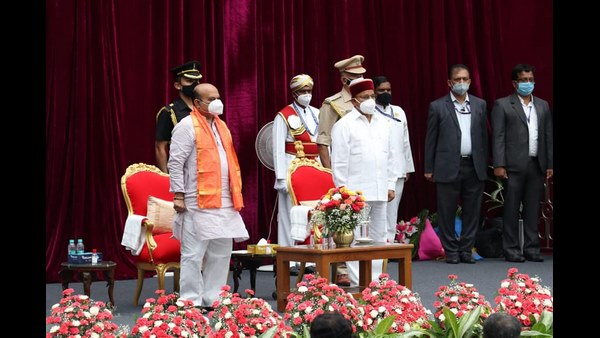 ರಾಜ್ಯ ಸರಕಾರಕ್ಕೆ ಸದ್ಯದ ಮಟ್ಟಿಗೆ ವಾರಸುದಾರ ಅಂತ ಇರುವುದು ಮುಖ್ಯಮಂತ್ರಿಗಳೊಬ್ಬರೇ ರಾಜ್ಯ ಸರಕಾರಕ್ಕೆ ಸದ್ಯದ ಮಟ್ಟಿಗೆ ವಾರಸುದಾರ ಅಂತ ಇರುವುದು ಮುಖ್ಯಮಂತ್ರಿಗಳೊಬ್ಬರೇ