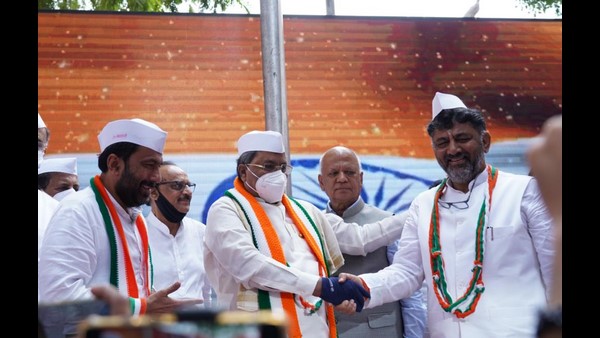 'ಕೂಸು ಹುಟ್ಟುವುದಕ್ಕಿಂತ ಮುಂಚೆ ಕುಲಾವಿ ಹೊಲಿಸಿದರಂತೆ' 'ಕೂಸು ಹುಟ್ಟುವುದಕ್ಕಿಂತ ಮುಂಚೆ ಕುಲಾವಿ ಹೊಲಿಸಿದರಂತೆ'