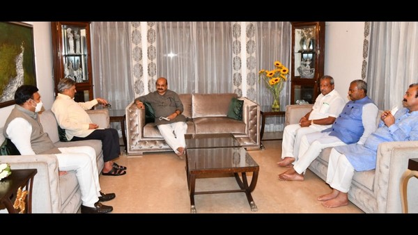 ಪರಸ್ಪರ ಅಂತರ ಕಾಯ್ದುಕೊಳ್ಳುತ್ತಿರುವ ವಲಸಿಗರು?