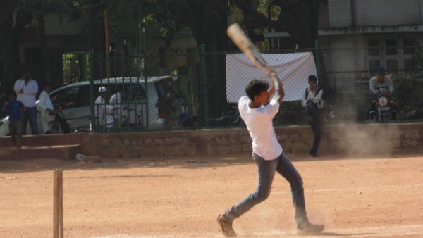 ಹಳ್ಳಿಗಳನ್ನು ಆಕ್ರಮಿಸಿದ ಕ್ರಿಕೆಟ್