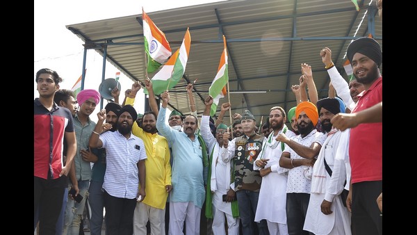 ಪೊಲೀಸರು ನಡೆಸಿದ ಲಾಠಿಚಾರ್ಜ್ ಖಂಡಿಸಿ ರಸ್ತೆ ತಡೆ ಪೊಲೀಸರು ನಡೆಸಿದ ಲಾಠಿಚಾರ್ಜ್ ಖಂಡಿಸಿ ರಸ್ತೆ ತಡೆ