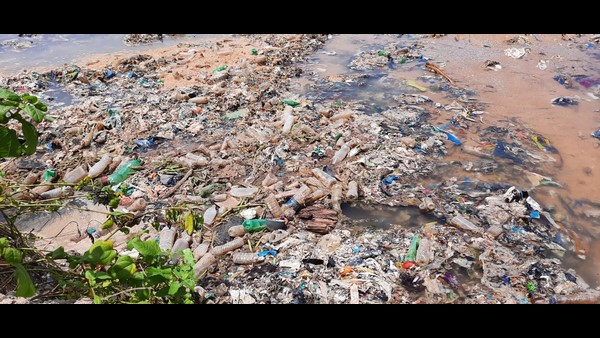  ತೀರ ಕಸದ ರಾಶಿಯಿಂದ ತುಂಬಿದೆ
